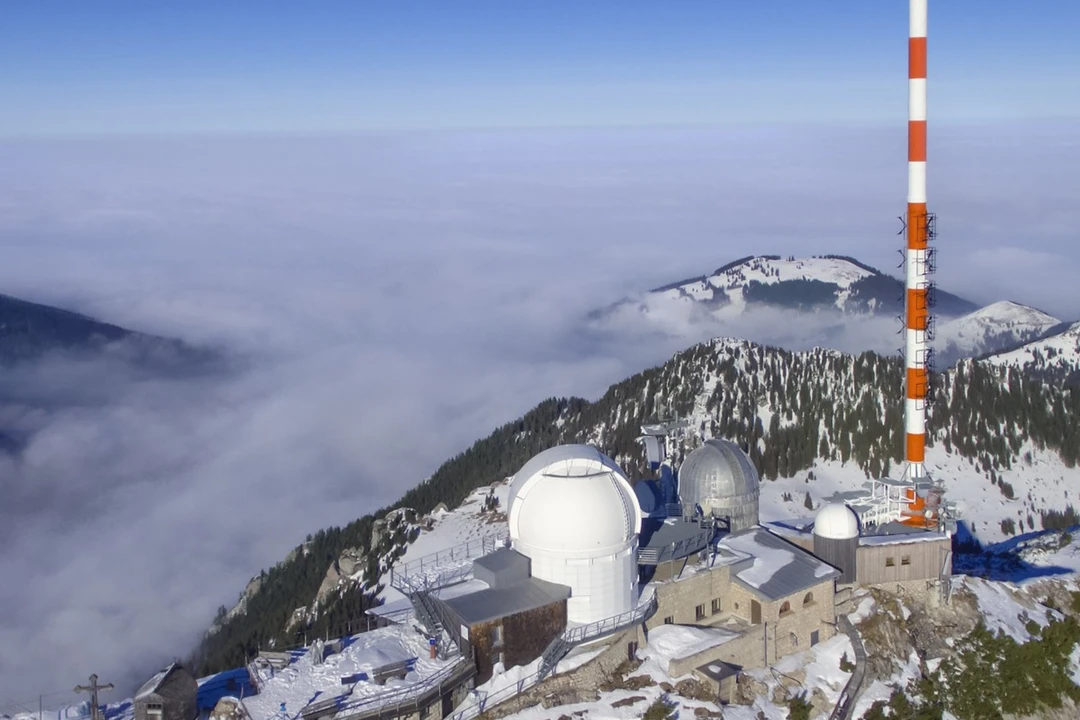 Teaser image to Cosmology: Measuring the expansion of the Universe with cosmic fireworks